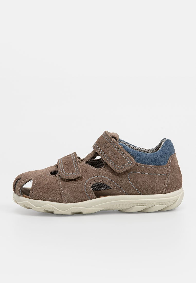 Brauner Wildleder-Sandalette mit Netz-Seitenteilen, zwei verstellbaren Velcro-Riemen und einer gepolsterten Gummisohle, mit durchbrochenem Zehen- und Fersenbereich.