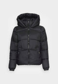 Schwarze Pufferjacke mit Kapuze, gestepptem Design, Reißverschluss und seitlichen Taschen, mit verkürztem Schnitt und elastischen Bündchen.
