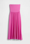 Langes, rosa trägerloses Kleid aus leichter Stoff. Es verfügt über ein eng anliegendes Oberteil und einen fließenden Rock mit tailliertem Bund.