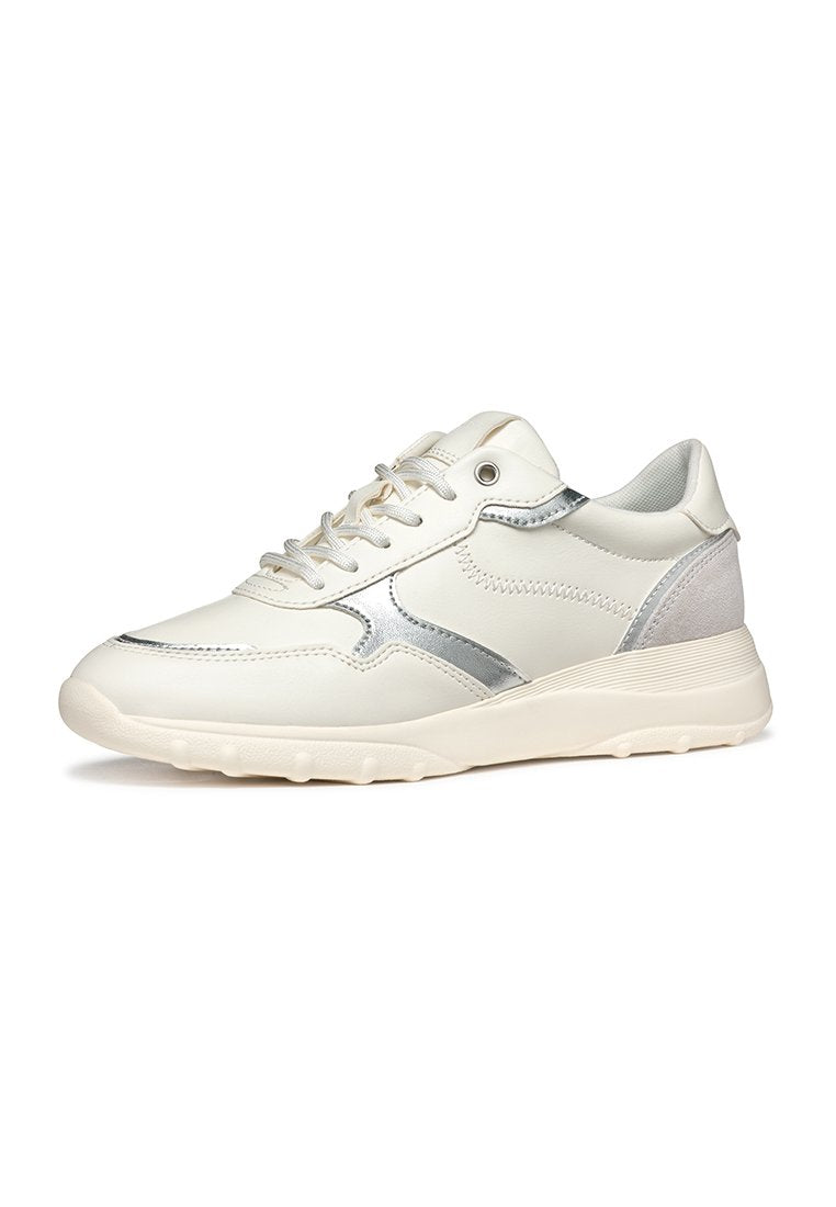 Weißer Ledersneaker mit silbernen Akzenten, rundem Zeh, Schnürdesign und strukturiertem grauem Absatz. Flexible Sohle mit Griffmuster.