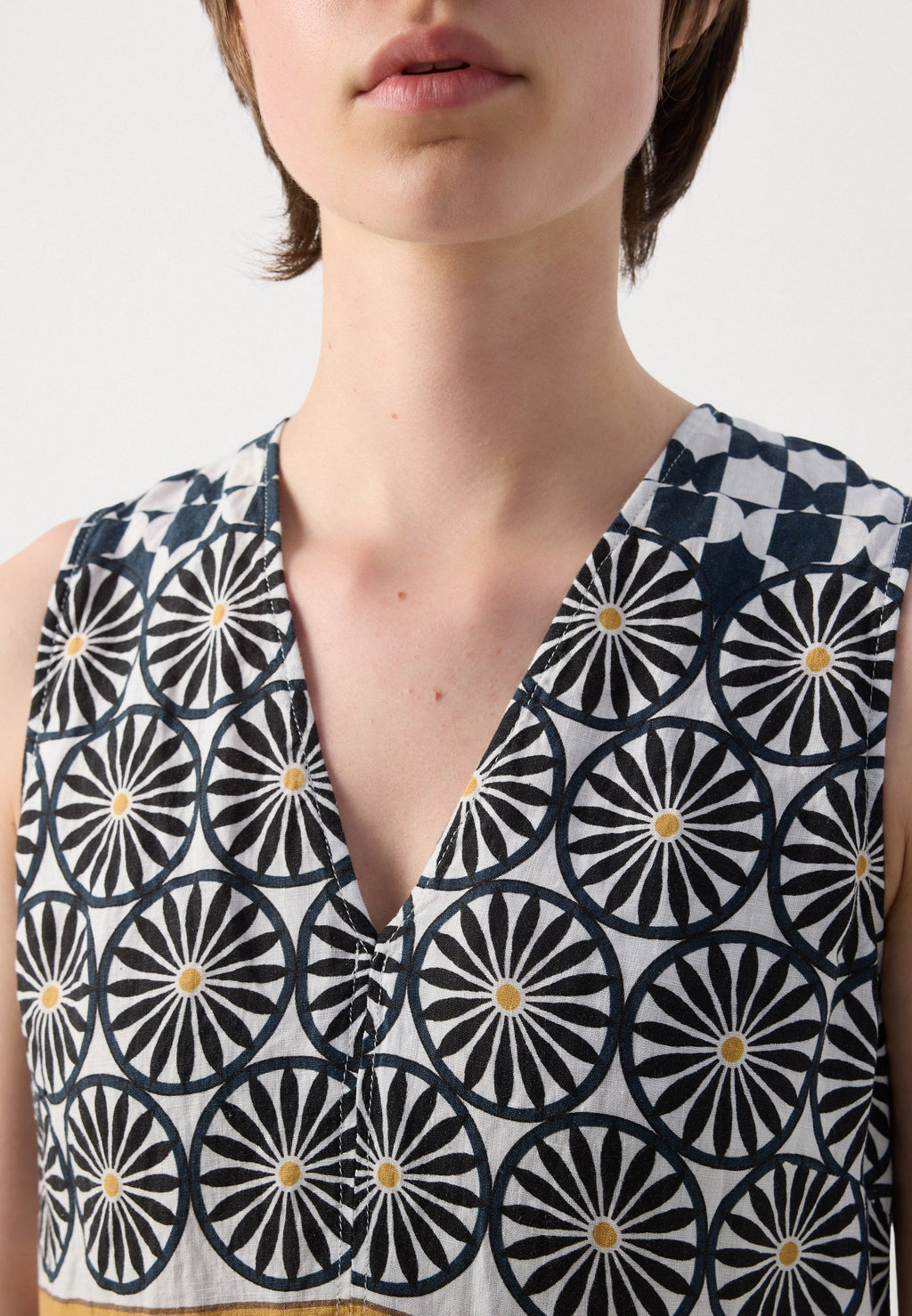 Marc O'Polo DRESS SLEEVELESS V NECK FIT AND FLARE SHAPE CUTLINES PRINTED