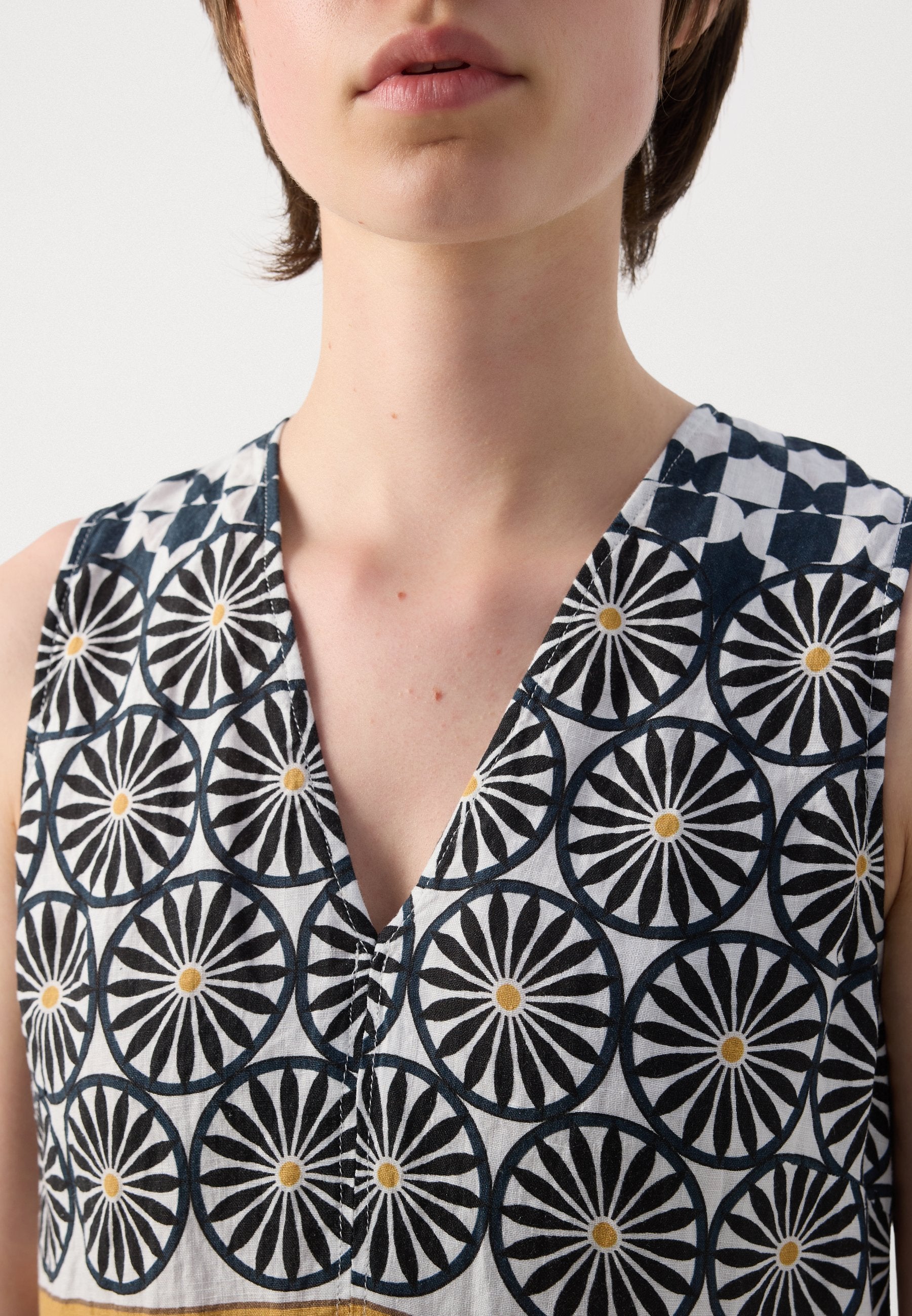 Marc O'Polo DRESS SLEEVELESS V NECK FIT AND FLARE SHAPE CUTLINES PRINTED