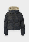 Dunkelblaue Pufferjacke mit strukturiertem, gemustertem Finish. Verfügt über eine mit Fell gefütterte Kapuze, einen Reißverschluss und elastische Bündchen.