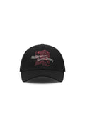 Schwarze Baseballmütze mit besticktem Text "Mediterranean Sports Society" und floralen Design in Rot, ausgestattet mit einem gebogenen Schirm und einem verstellbaren Riemen.