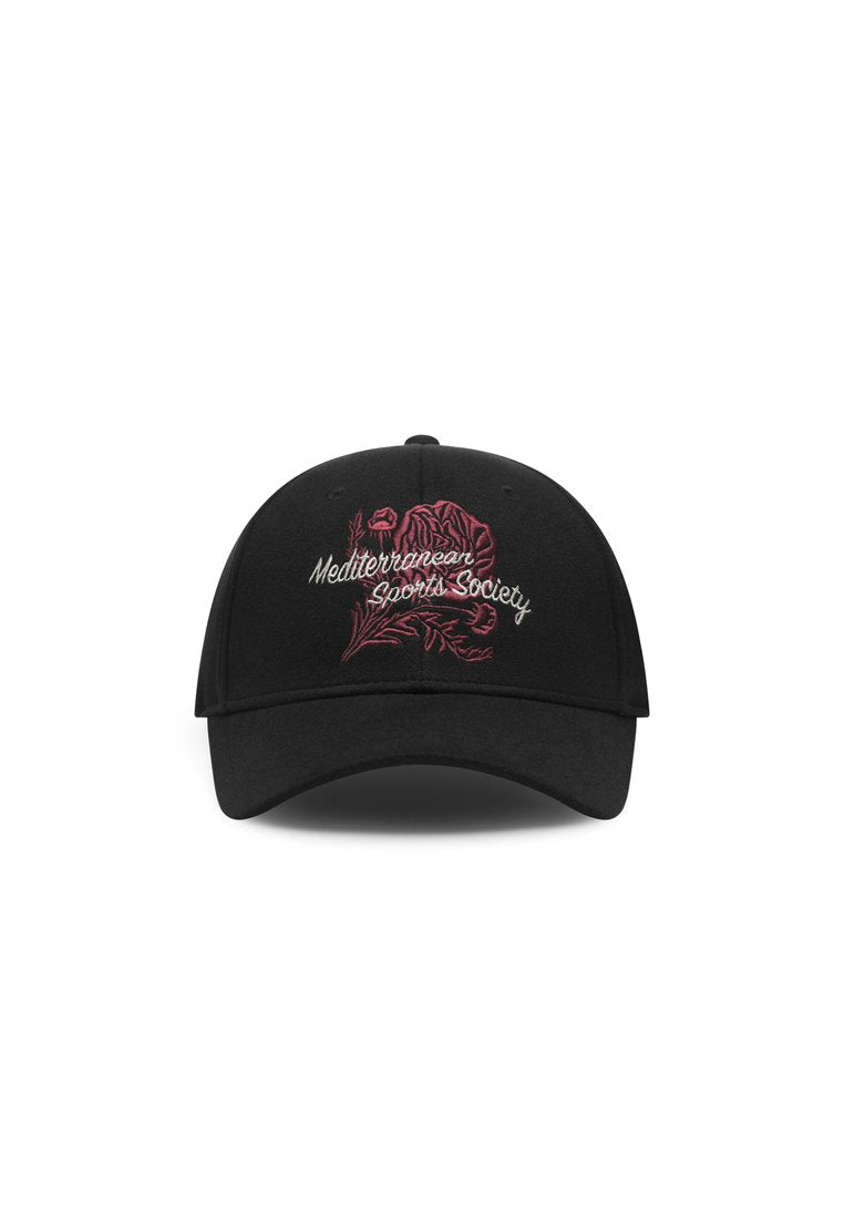 Schwarze Baseballmütze mit besticktem Text "Mediterranean Sports Society" und floralen Design in Rot, ausgestattet mit einem gebogenen Schirm und einem verstellbaren Riemen.