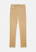 Beige Denim-Jeans mit einer ausgewaschenen Tasche, figurbetontem Design, fransigen Säumen und verstärkten Nähdetails. Klassischer Fünf-Taschen-Stil.