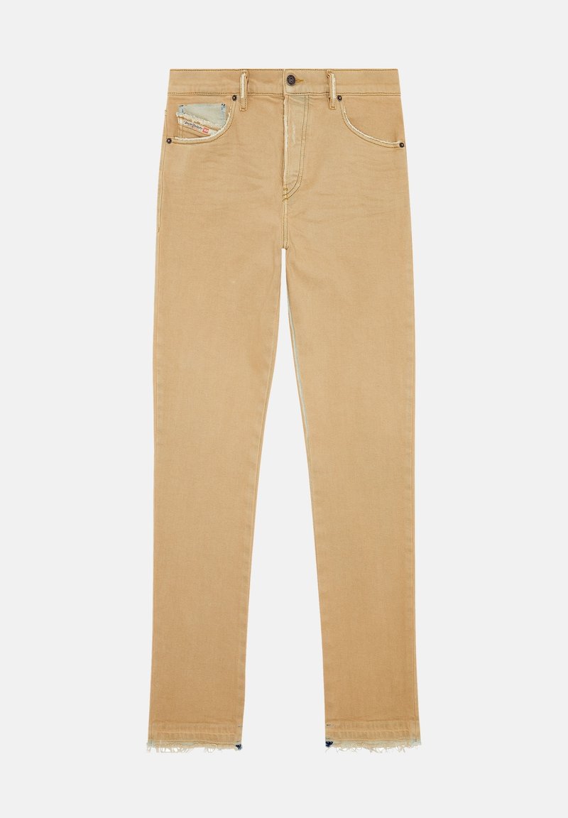 Beige Denim-Jeans mit einer ausgewaschenen Tasche, figurbetontem Design, fransigen Säumen und verstärkten Nähdetails. Klassischer Fünf-Taschen-Stil.