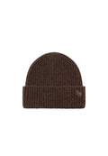Braune, gestrickte Beanie-Mütze mit gerippter Textur und umgeschlagenem Saum. Ein kleines Logo ist in einer helleren Braunnuance auf dem Saum gestickt.