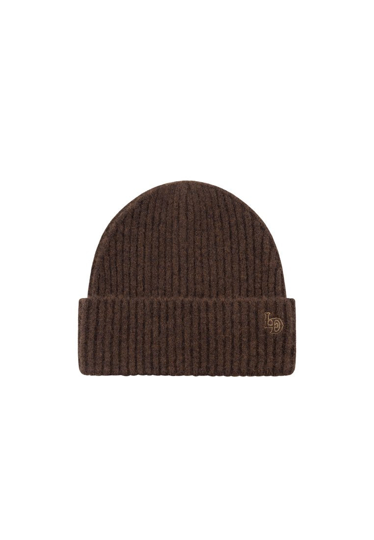 Braune, gestrickte Beanie-Mütze mit gerippter Textur und umgeschlagenem Saum. Ein kleines Logo ist in einer helleren Braunnuance auf dem Saum gestickt.