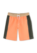 Orangene Schwimmshorts mit beigem elastischem Bund und Kordelzug. Verfügt über dunkelgrüne Seitenteile und weiße Nähte. Weicher Stoff.