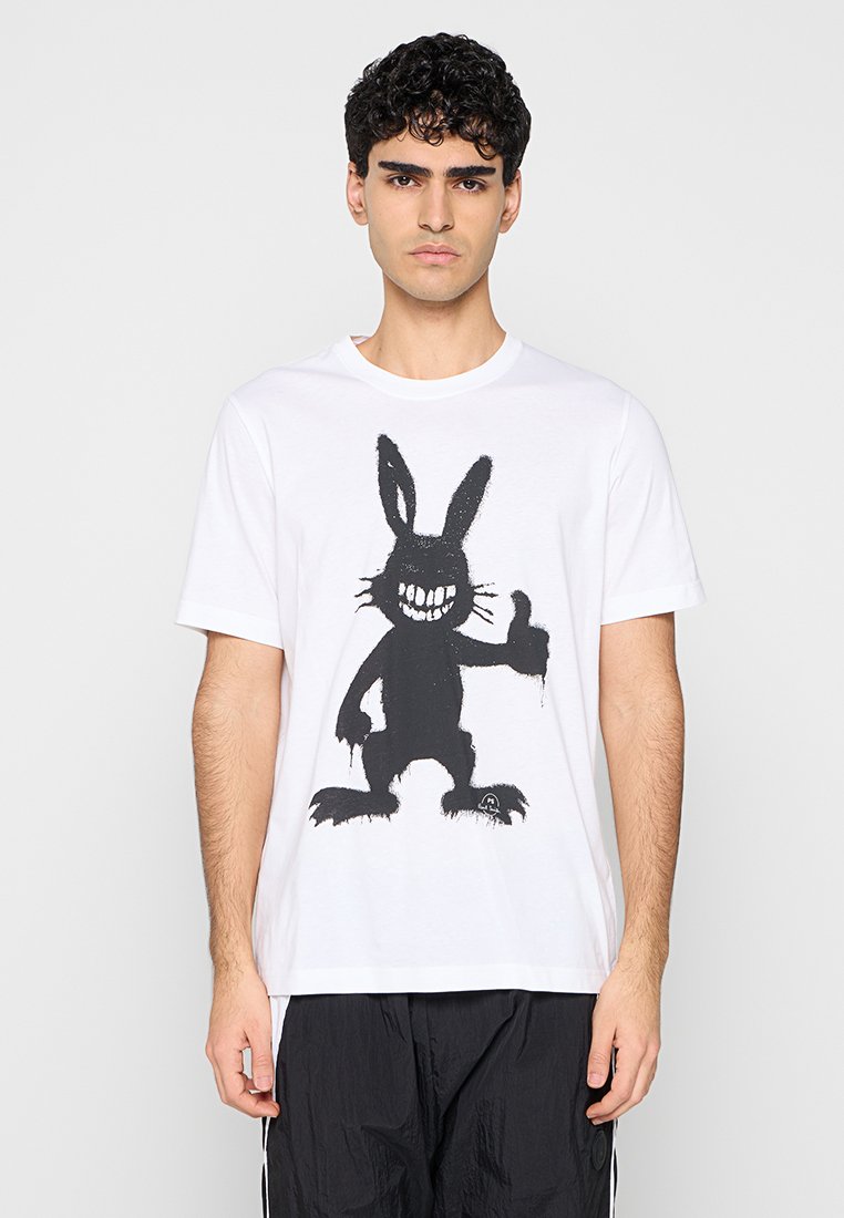 Weißes Baumwoll-T-Shirt mit großem schwarzem Motiv eines lächelnden Hasen mit langen Ohren und erhobenem Daumen, legerer Schnitt, kurze Ärmel.