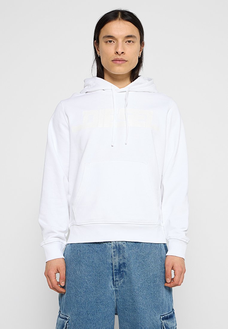 Weiße Kapuzenjacke aus weichem Stoff, mit einer Kängurutasche, einer verstellbaren Kapuze und einem dezenten Logo-Design auf der Brust.