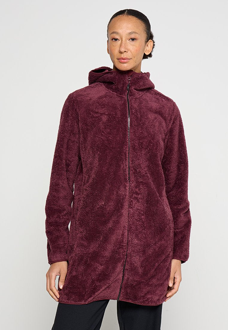 Burgunderfarbener Fleece-Mantel mit Reißverschluss vorne und Kapuze, langen Ärmeln und einer weichen, strukturierten Oberfläche, die bis zur Mitte des Oberschenkels reicht, um Wärme zu bieten.