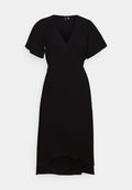 Schwarzes Wickelkleid mit V-Ausschnitt, flatternden Kurzärmeln, asymmetrischem Saum und glatter Textur. Keine Muster oder Akzente sichtbar.