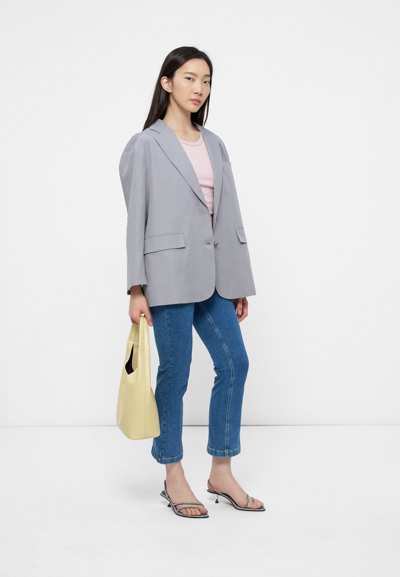 REGULAR FIT Media 1