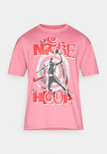 Rosa Baumwoll-T-Shirt mit kurzen Ärmeln, ausgestattet mit einem Grafikdesign eines Basketballspielers, fettem Text und spiralförmigen Mustern in Rot und Grau.