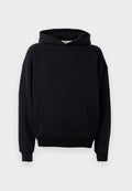 Schwarzer Baumwoll-Hoodie mit Kängurutasche, verstellbarem Kapuzenzug und gerippten Bündchen. Mit dezentem Branding auf der Brust. Weiche Textur.
