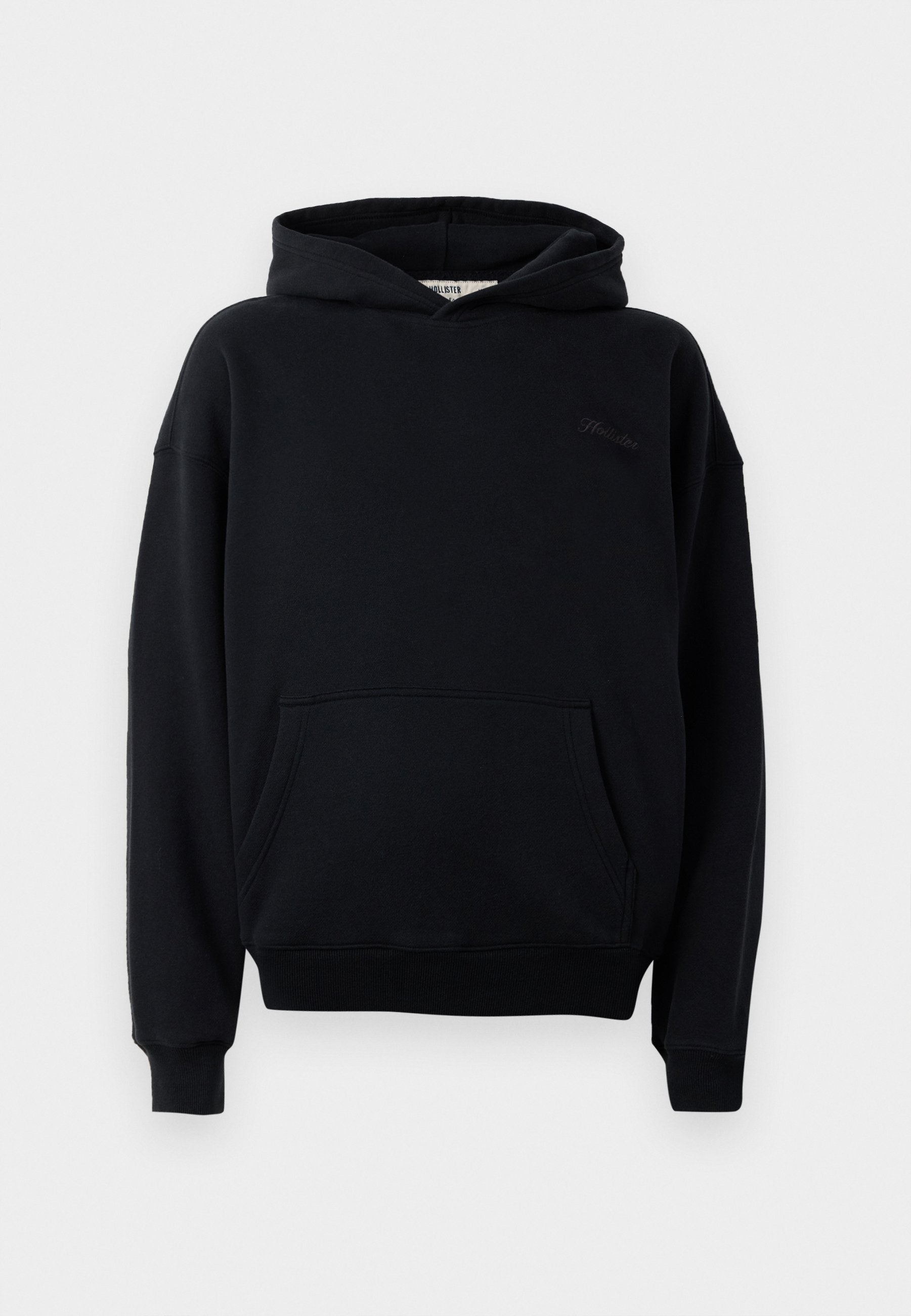 Schwarzer Baumwoll-Hoodie mit Kängurutasche, verstellbarem Kapuzenzug und gerippten Bündchen. Mit dezentem Branding auf der Brust. Weiche Textur.