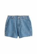 Blaue Jeansshorts mit Fronttaschen, Gürtelschlaufen, Knopfverschluss und umgeschlagenen Säumen auf einem weißen Hintergrund.