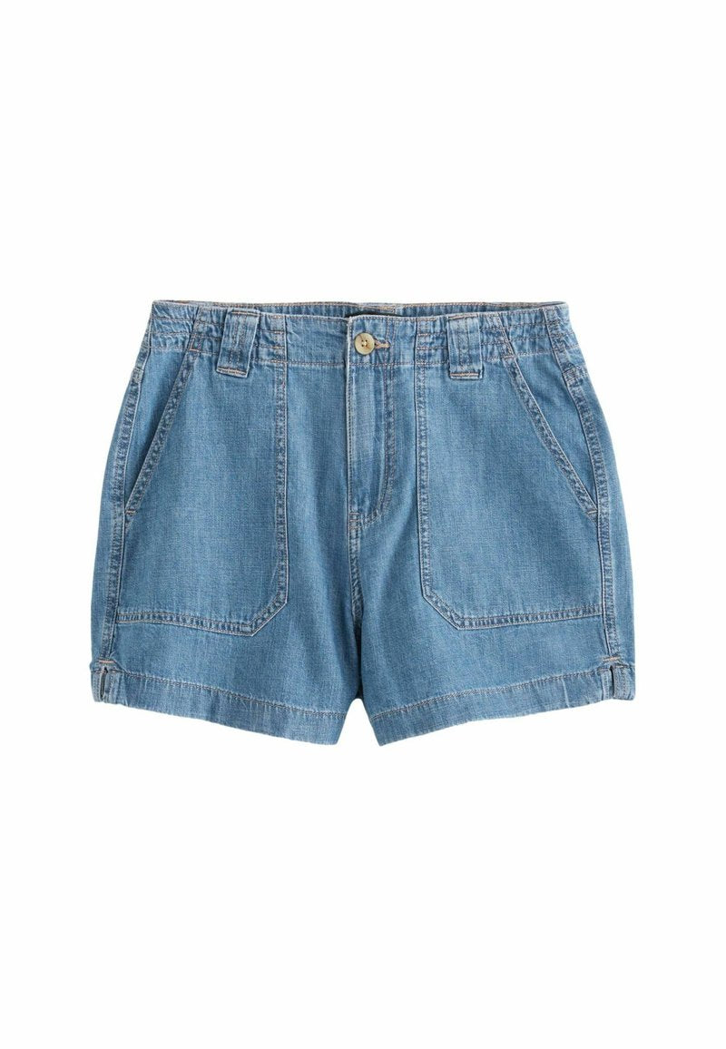 Blaue Jeansshorts mit Fronttaschen, Gürtelschlaufen, Knopfverschluss und umgeschlagenen Säumen auf einem weißen Hintergrund.