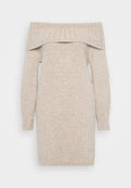 Beige gestricktes Off-Shoulder-Kleid mit langen Ärmeln, geripptem Ausschnitt und strukturiertem Stoff. Gerader Schnitt, bis zur Mitte des Oberschenkels, mit geknöpften Ärmeln.