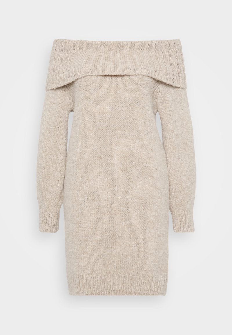 Beige gestricktes Off-Shoulder-Kleid mit langen Ärmeln, geripptem Ausschnitt und strukturiertem Stoff. Gerader Schnitt, bis zur Mitte des Oberschenkels, mit geknöpften Ärmeln.