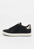 Schwarzer Low-Top-Sneaker mit weißer Sohle, schwarzen Schnürsenkeln und metallischem silbernen Fersendetail vor schlicht weißem Hintergrund.