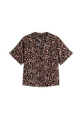 Kurzärmlige Bluse mit Leopardenmuster in Pink- und Schwarztönen, aus weichem Stoff mit entspannter Passform und V-Ausschnitt.