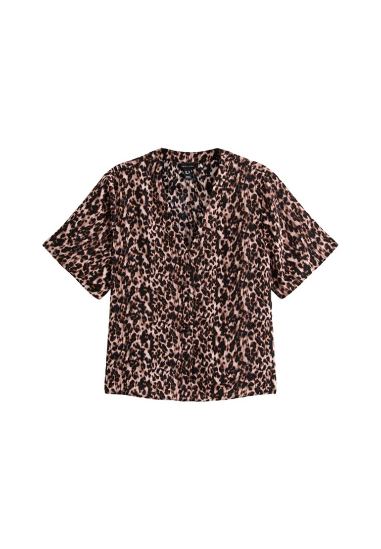 Kurzärmlige Bluse mit Leopardenmuster in Pink- und Schwarztönen, aus weichem Stoff mit entspannter Passform und V-Ausschnitt.
