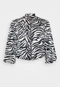 Schwarze und weiße verkürzte Jacke mit Zebra-Print, ausgestattet mit einem Stehkragen und einem Frontreißverschluss. Hergestellt aus leichtem, glattem Material.