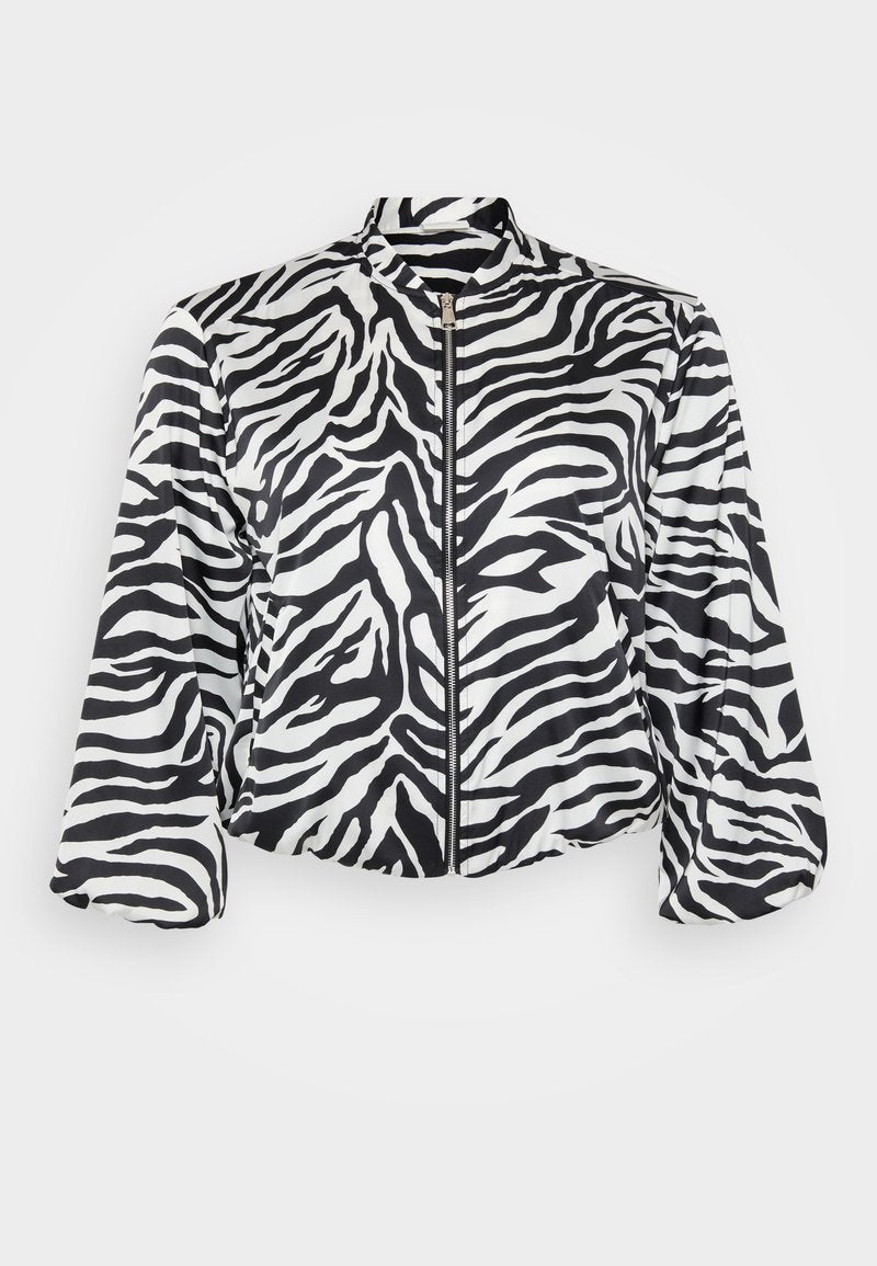 Schwarze und weiße verkürzte Jacke mit Zebra-Print, ausgestattet mit einem Stehkragen und einem Frontreißverschluss. Hergestellt aus leichtem, glattem Material.