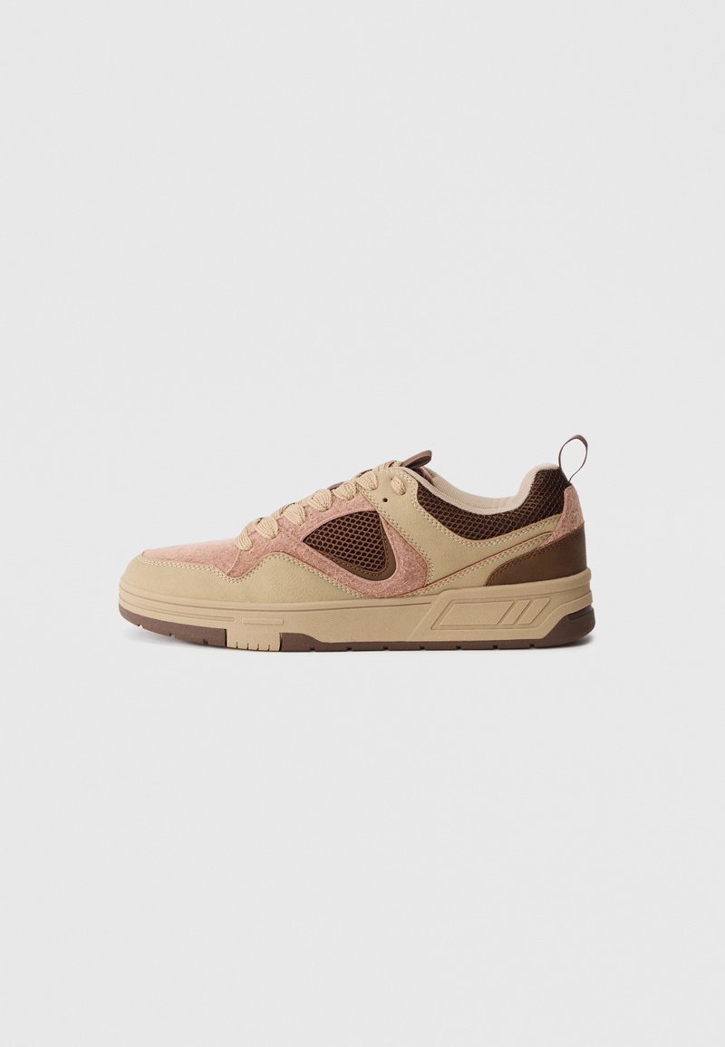 Sneaker mit einem Obermaterial aus beigem und hellrosa Wildleder, braunen Mesh-Akzenten, Schnürdesign und einer Gummisohle mit strukturierten Details.