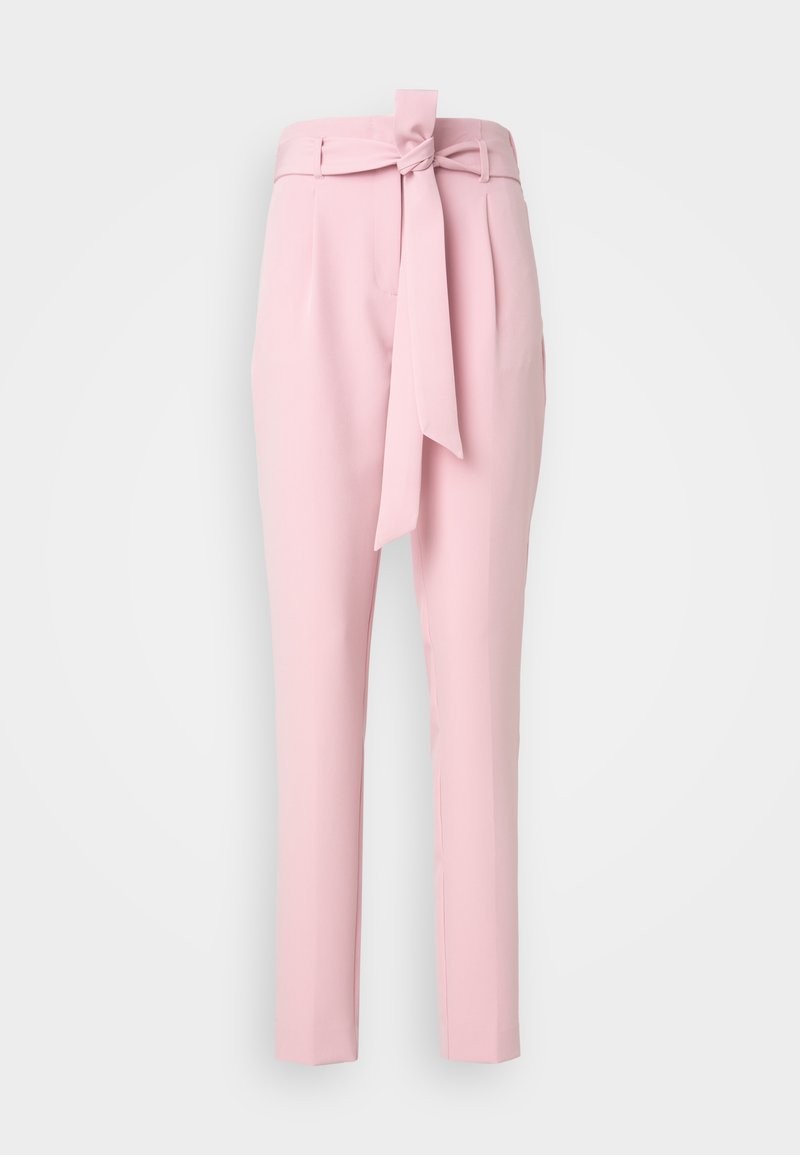 Hochtaillierte rosa Hose aus glattem Stoff, mit einem Gürtel-Detail an der Taille, vorderen Falten und schmal zulaufenden Beinen.
