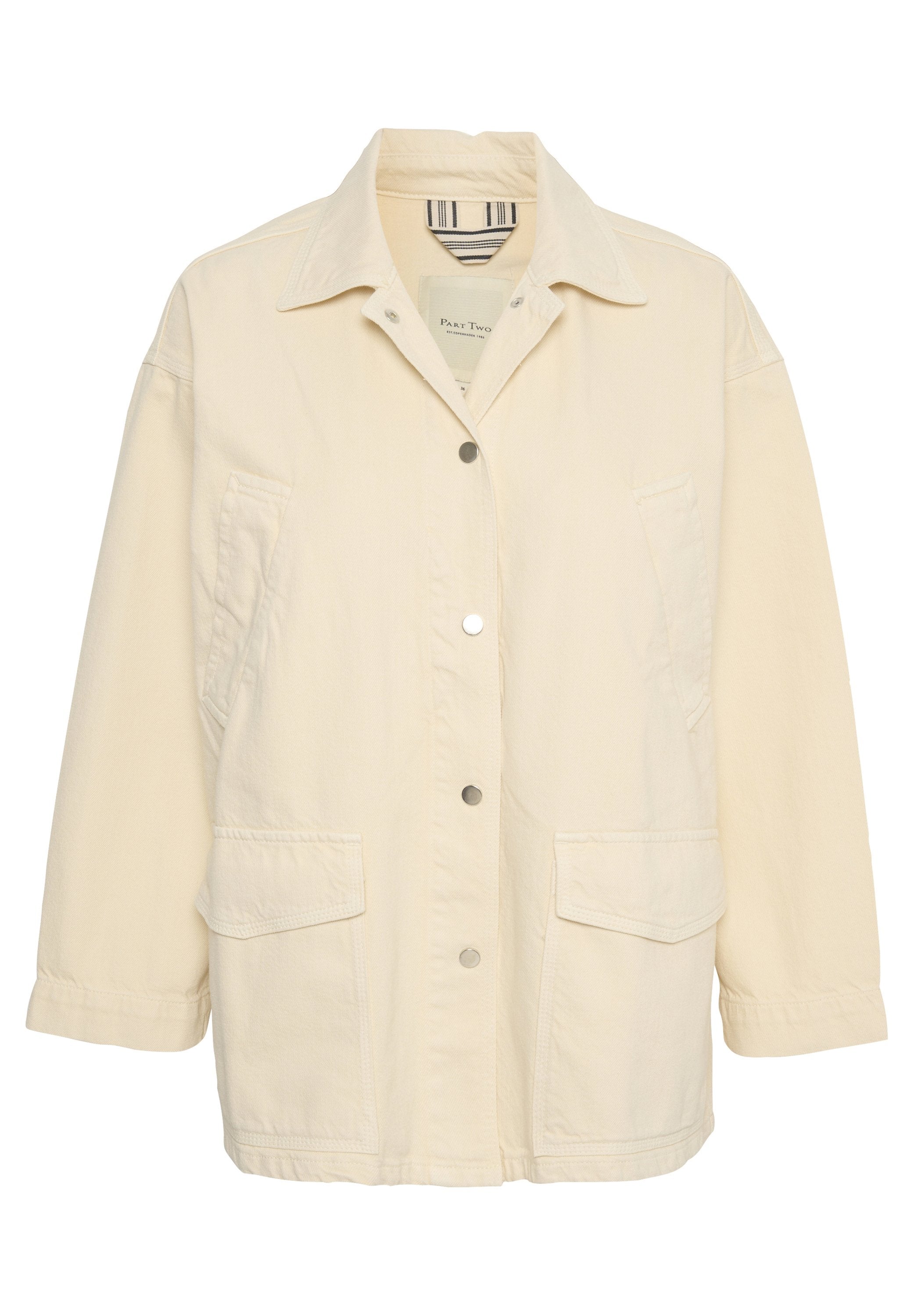 Hellbeige Jacke aus Baumwolle mit durchgehender Knopfleiste, Kentkragen, zwei Vorderseiten-Taschen und lockerer Passform. Verfügt über Metall-Druckknöpfe.