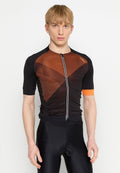 Schwarzes Kurzarm-Radtrikot mit orangefarbenem geometrischem Muster, Frontreißverschluss und orangefarbener Akzent am Ärmel. Leichtes, eng anliegendes Design.
