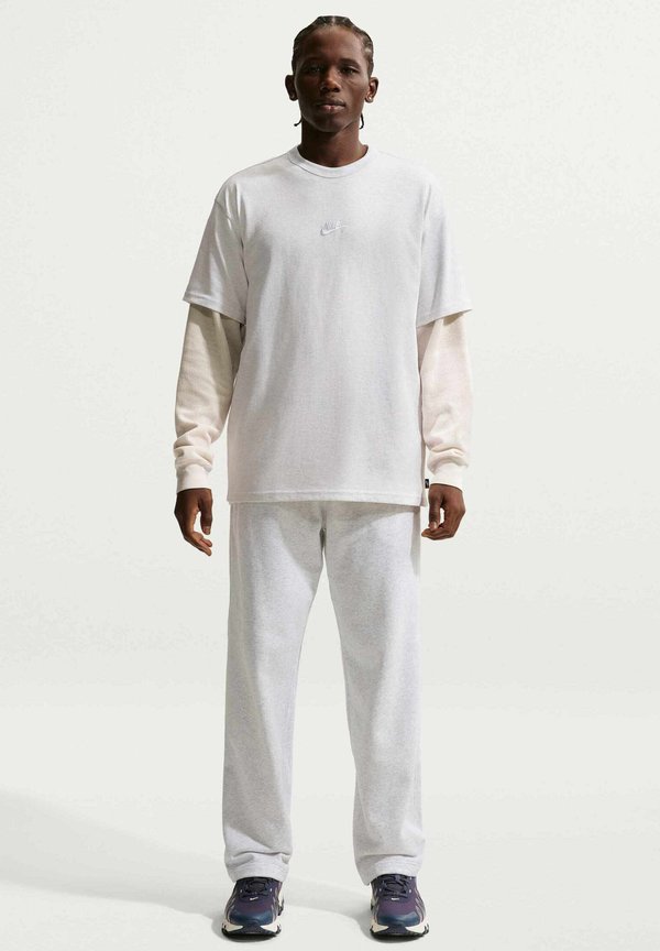 Nike Sportswear M NSW TEE LSE PREM ESS SUST - Basic T-shirt - birch heather
