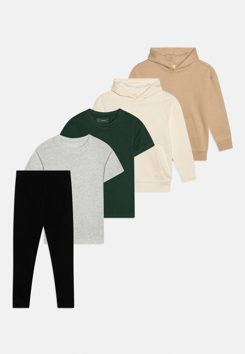 Schwarze Leggings, graue und dunkelgrüne kurzärmelige T-Shirts, cremefarbene und beige Kapuzen-Sweatshirts, in einer geschichteten Reihe angeordnet.