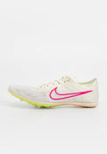 Leichter Nike-Laufschuh mit einem cremefarbenen Mesh-Obermaterial, einem leuchtend pinken Logo, einer grünen Spike-Sohle und einem stromlinienförmigen Design für Geschwindigkeit.