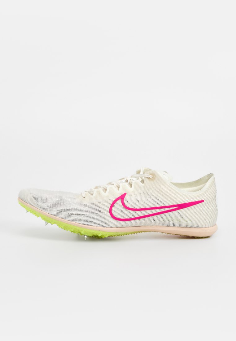 Leichter Nike-Laufschuh mit einem cremefarbenen Mesh-Obermaterial, einem leuchtend pinken Logo, einer grünen Spike-Sohle und einem stromlinienförmigen Design für Geschwindigkeit.