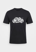 Schwarzes T-Shirt mit kurzen Ärmeln, weißem "NIKE Athletics" Schriftzug und stilisierten Buchstaben in sich überlappenden Kreisen auf der Brust.