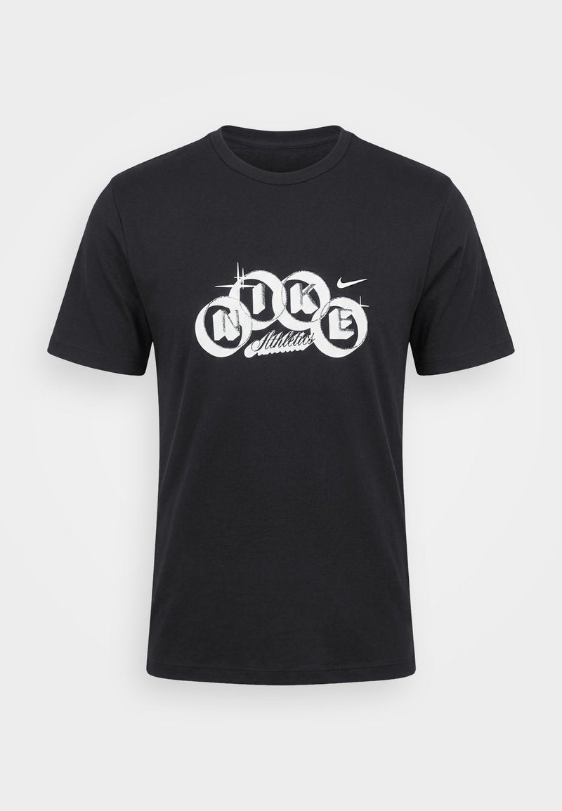 Schwarzes T-Shirt mit kurzen Ärmeln, weißem "NIKE Athletics" Schriftzug und stilisierten Buchstaben in sich überlappenden Kreisen auf der Brust.