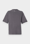 Graues Baumwoll-T-Shirt mit kurzen Ärmeln, rundem Halsausschnitt und kleinem Logo-Akzent am Ärmel. Glatte Textur und lockere Passform.