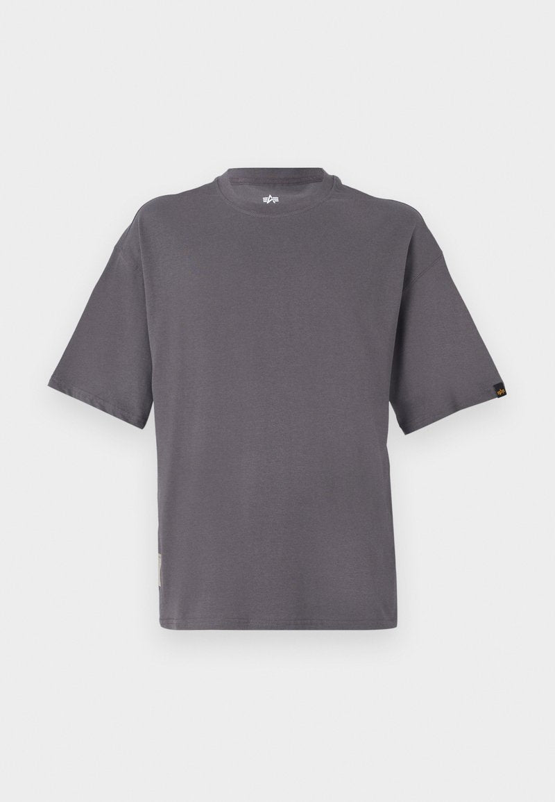 Graues Baumwoll-T-Shirt mit kurzen Ärmeln, rundem Halsausschnitt und kleinem Logo-Akzent am Ärmel. Glatte Textur und lockere Passform.