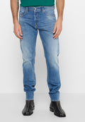 Hellblaue Denim-Jeans mit Slim-Fit, verblasstem Muster, klassischem Fünf-Taschen-Design und Gürtelschlaufen, kombiniert mit schwarzen Knöchelstiefeln.