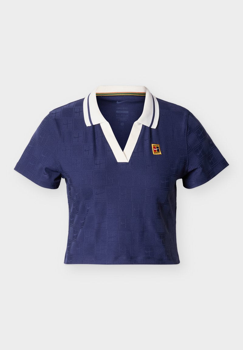 Marineblaues kurzärmeliges Polohemd mit weißem V-Ausschnitt, feinem Karomuster und kleinem mehrfarbigem Logo auf der linken Brust.