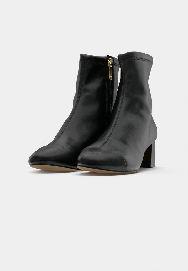ALDO TIFFY PILLOW WALK