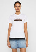 Weißes Baumwoll-T-Shirt mit einem runden Ausschnitt, das ein farbenfrohes "diesel"-Logo und horizontale Streifen in Schwarz, Orange und Gelb über der Brust zeigt.