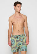 Bunte Badetrunks mit einem mehrfarbigen Muster in Türkis, Gelb und Grau, mit einem elastischen Bund und einem verstellbaren Kordelzug.