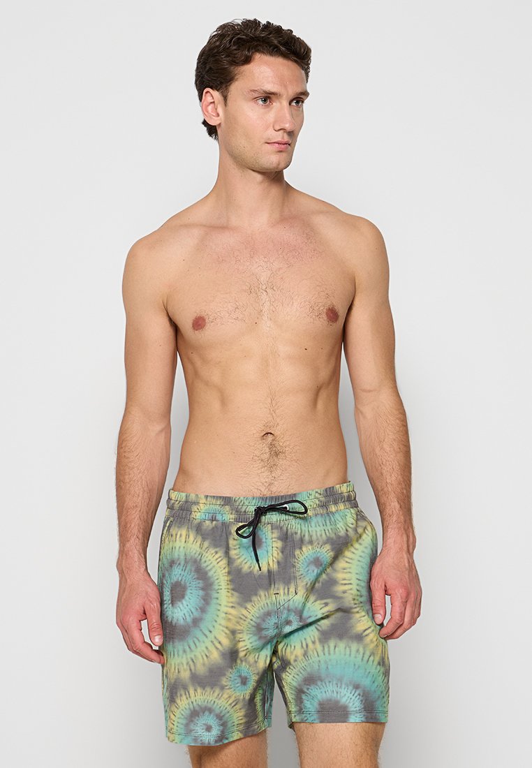 Bunte Badetrunks mit einem mehrfarbigen Muster in Türkis, Gelb und Grau, mit einem elastischen Bund und einem verstellbaren Kordelzug.