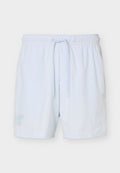 Weiße Sportshorts mit elastischem Bund und Kordelzug, mit dezent eingesticktem Text am linken Bein und kleinem Logo am rechten Bein.